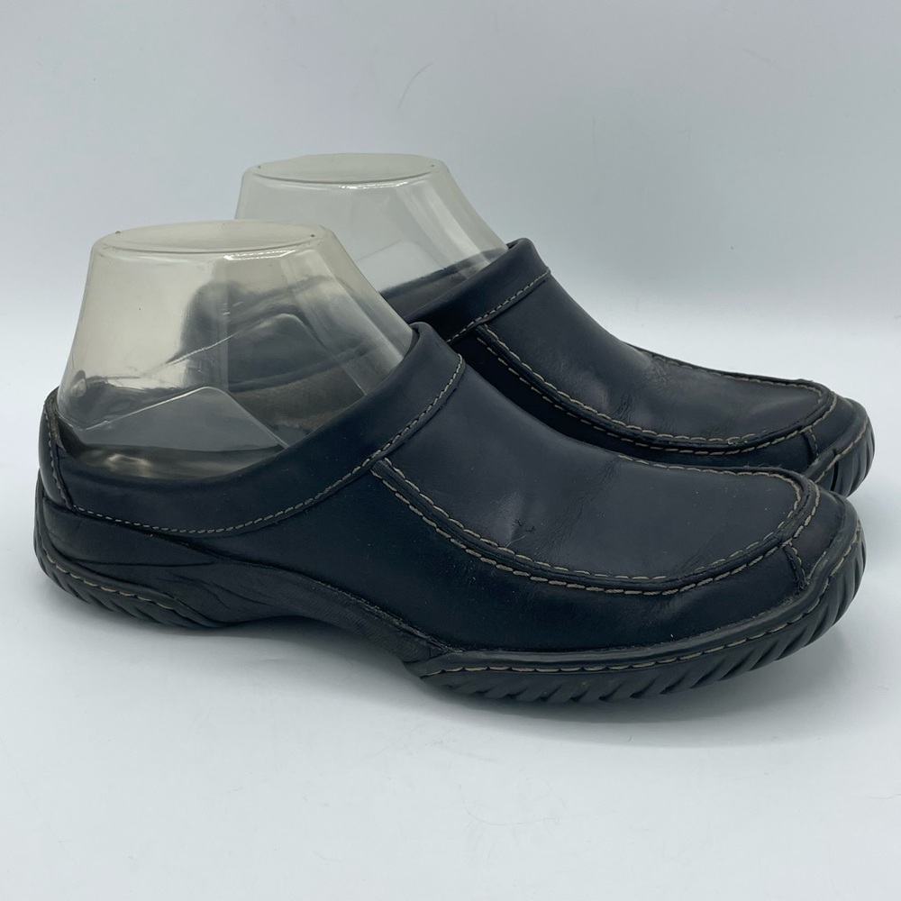 Clarks Womenโs Caroline Bay Black Leather Mules.
